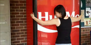 Singapur: Colaautomat will umarmt werden