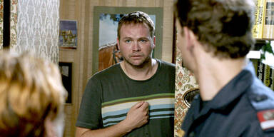 Indianer stürmt im Fall 