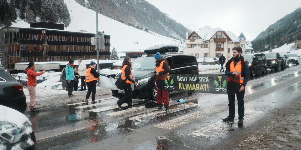 Klima-Kleber blockieren Straße zu Skigebiet