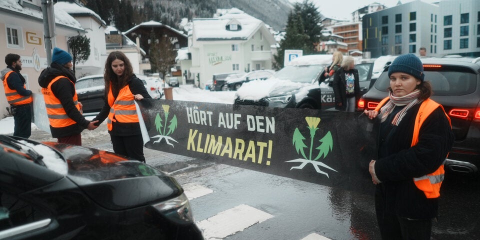 Klima-Kleber blockieren Straße zu Skigebiet