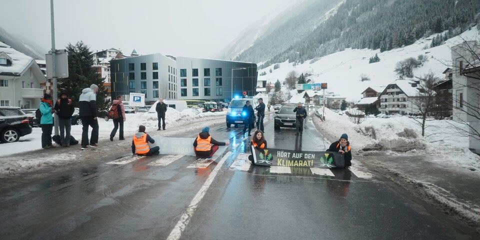 Klima-Kleber blockieren Straße zu Skigebiet