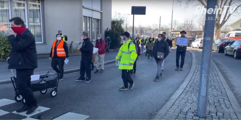 Demonstranten protestieren gegen Corona-Maßnahmen in Bregenz