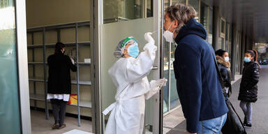 Konkrete Planung startet: Corona-Massentests in Schulen & im Freien