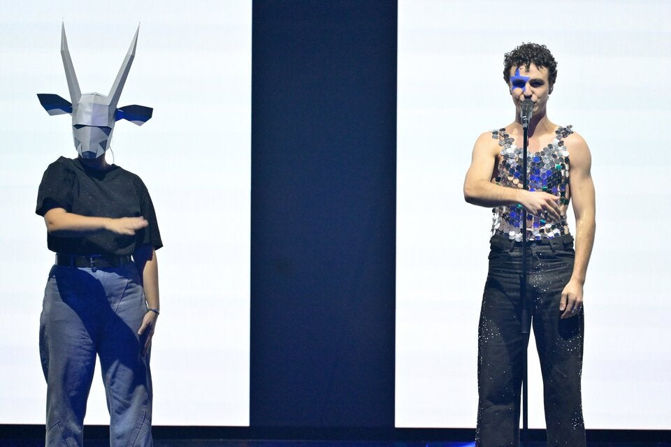 Song Contest Drama: Cosmó braucht jetzt einen neuen Look!