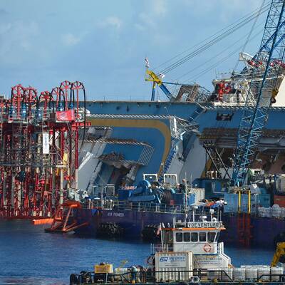  Der Rumpf konnte etwas mehr als ein Meter bereits aufgerichtet werden.