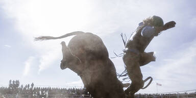 Vater schie&szlig;t beim "Cowboy und Indianer"-Spielen Sohn ins Bein