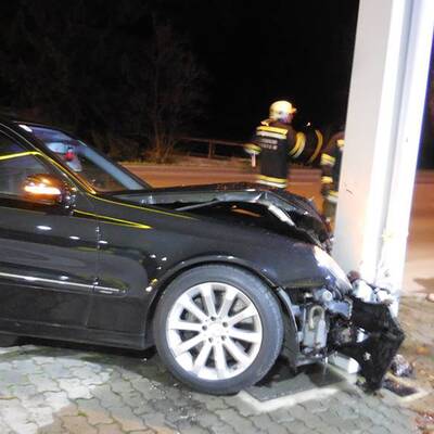 Ein PKW prallte gegen Säule einer Tankstelle.
