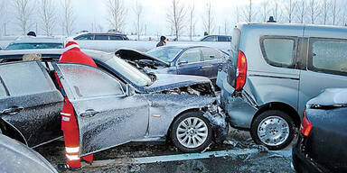 Horror- Crash mit 65 Autos auf A 1