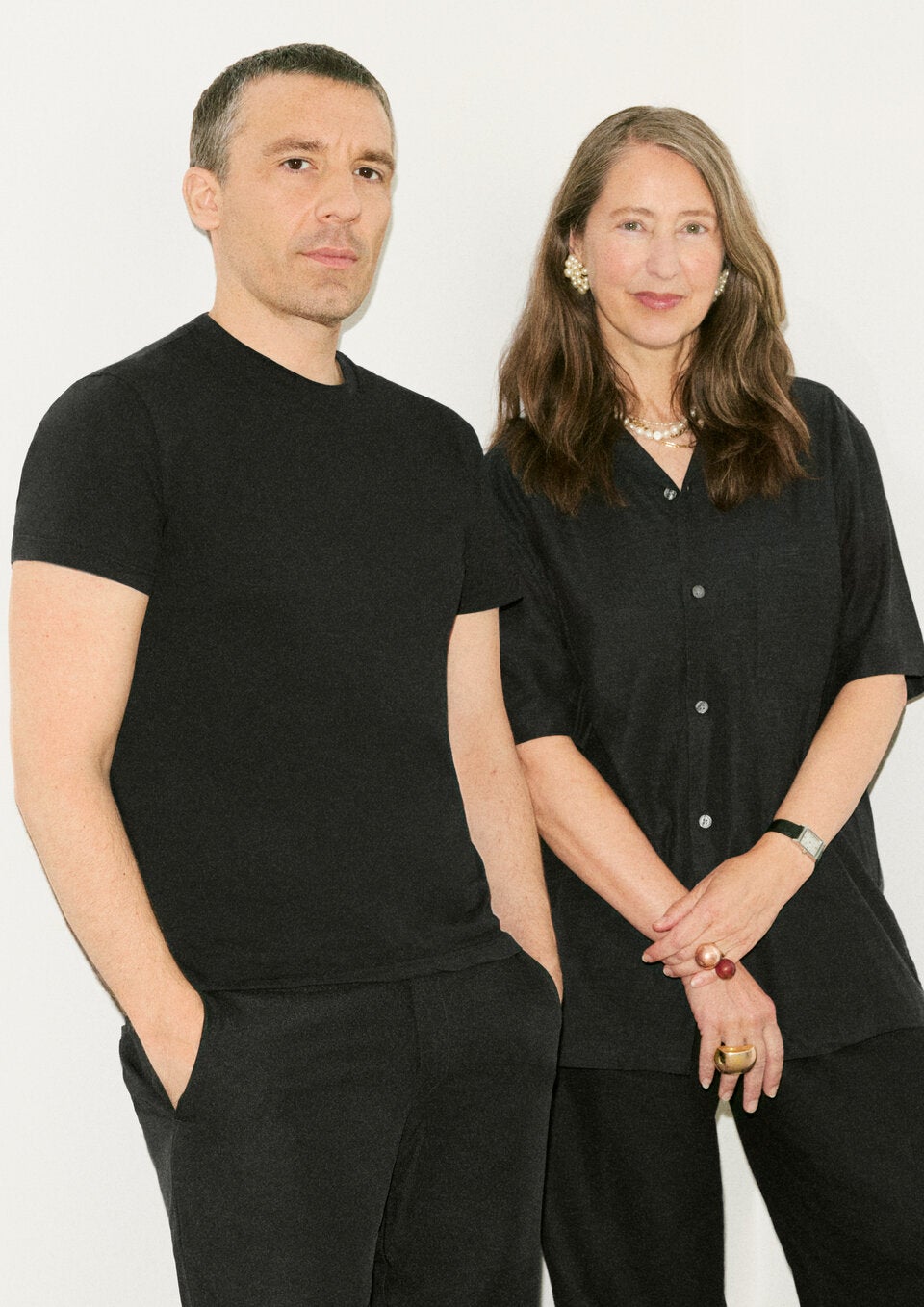 Julien Dossena, Creative Director bei Rabanne, und Ann-Sofie Johansson, Head of Design und Creative Advisor bei H&M, lancieren die neueste Designer-Kollaboration, die auch Homeware enthält. Diese wird am 9. November online auf hm.com und in ausgewählten H&M-Stores erhältlich sein.