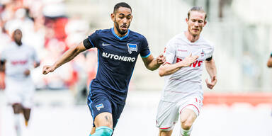 Matheus Cunha (Hertha Berlin) im Laufduell mit Florian Kainz (K&ouml;ln)