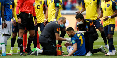 Brasiliens Matheus Cunha musste nach dem brutalen Tritt gegen ihn l&auml;nger behandelt werden.