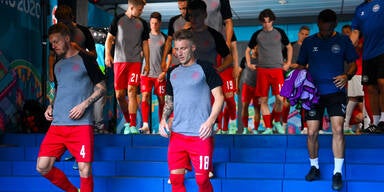 D&auml;nische Nationalmannschaft im Spielertunnel