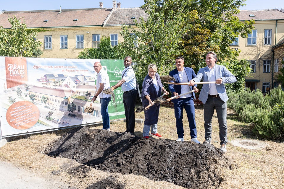 Spatenstich für Brauhaus Ensemble mit Vbgm. Christian Habisohn, Kaplan Anthony Adeola, Bgm. Karin Baier, Christopher Gebhart (Flair), Sasa Radumilot (Swietelsky AG) v. l. n. r.