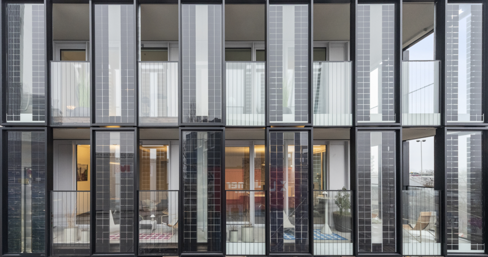 Fassade besteht aus 3.432 PV-Elementen.