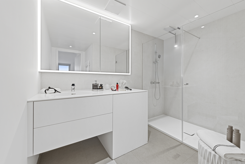 Eingerichtete Badezimmer.