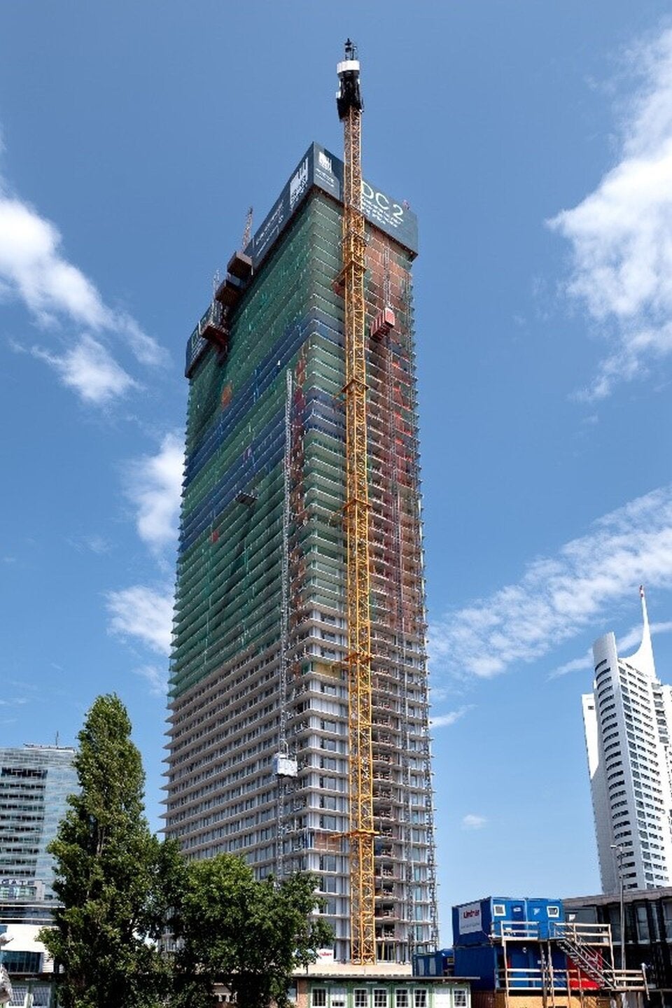 Dachgleiche beim DC2 Tower