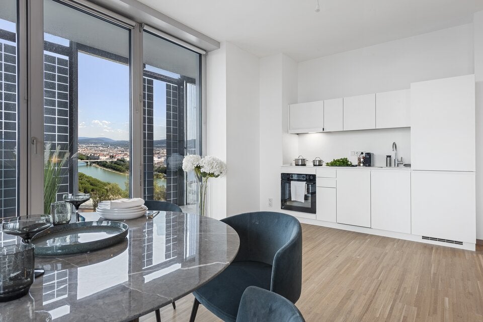 Helle Wohnküche mit Aussicht.