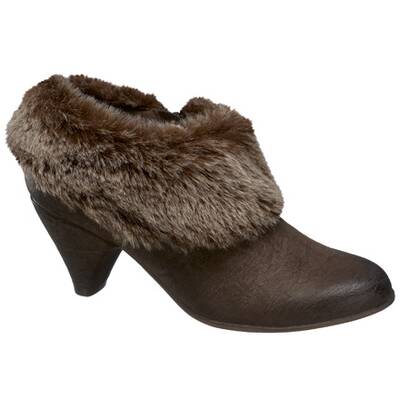 Braune, fellgefütterte Winterschnürer mit Bergsteigerschnürung und Blockabsatz