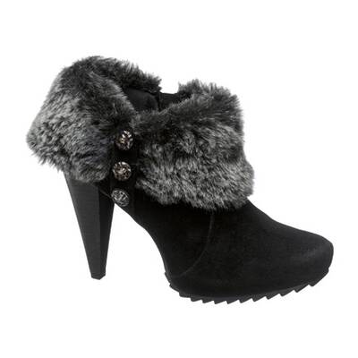 Braune, fellgefütterte Winterschnürer mit Bergsteigerschnürung und Blockabsatz