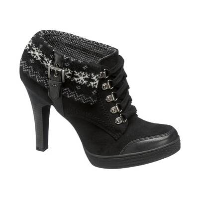 Braune, fellgefütterte Winterschnürer mit Bergsteigerschnürung und Blockabsatz