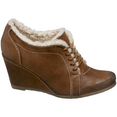 Braune, fellgefütterte Winterschnürer mit Bergsteigerschnürung und Blockabsatz