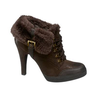 Braune, fellgefütterte Winterschnürer mit Bergsteigerschnürung und Blockabsatz