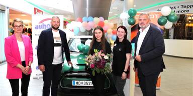 Hauptpreis&uuml;bergabe an gl&uuml;ckliche Gewinnerin