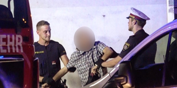 Eliteeinheit WEGA stürmte mit Rammbock Wohnung