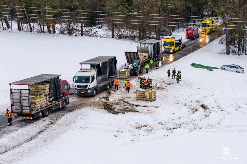Hühnertransporter auf glatter Straße verunglückt.