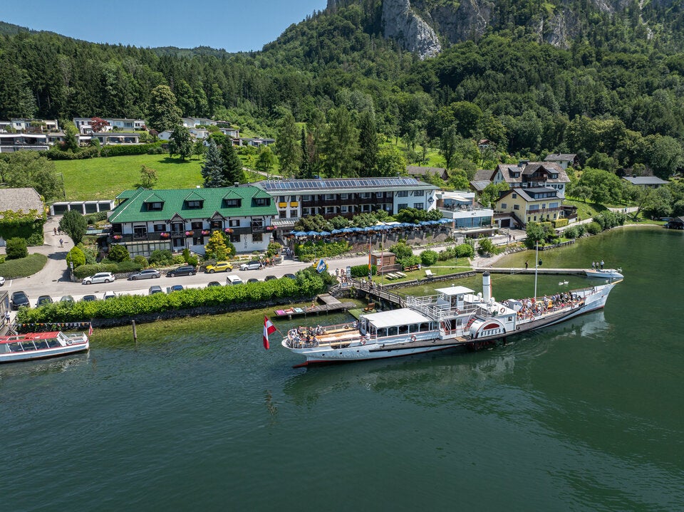 GEnuss mit Seeblick. Der Hois‘n Wirt liegt auf der Sonnseite des Traunsees und verwöhnt mit fangfrischem Fisch.