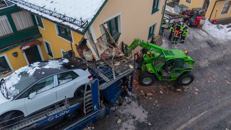 E-Golf-Transporter crasht in Haus