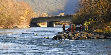 Tiroler gerieten am Inn in "Seenot" - Vierk&ouml;pfige Familie kentert mit Gummiboot im Fluss