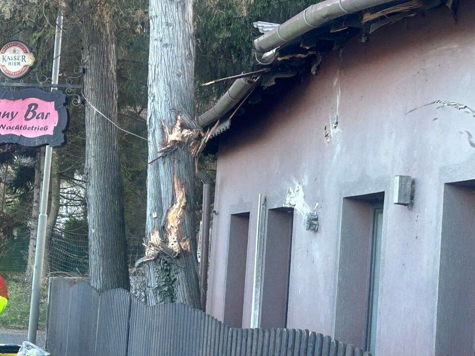 Traktur kracht in NÖ in Puff