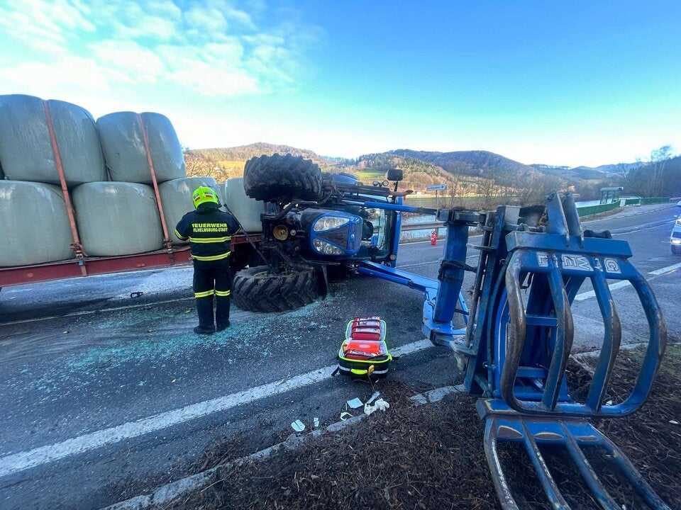 Traktur kracht in NÖ in Puff