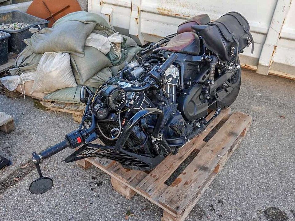 Motorrad prallt in Kurve gegen Lkw: Biker stirbt bei Kollision