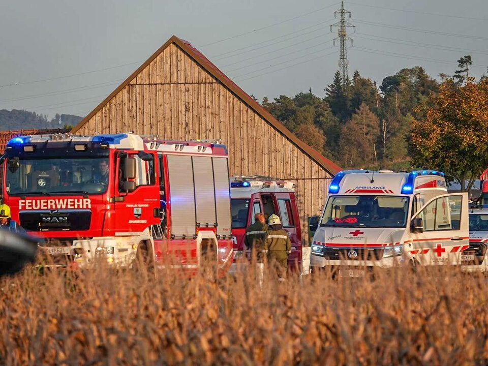 Motorrad prallt in Kurve gegen Lkw: Biker stirbt bei Kollision