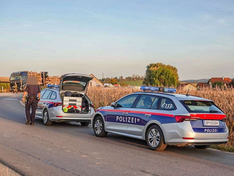 Motorrad prallt in Kurve gegen Lkw: Biker stirbt bei Kollision