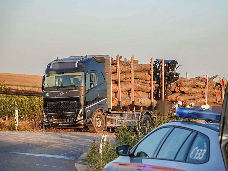 Motorrad prallt in Kurve gegen Lkw: Biker stirbt bei Kollision