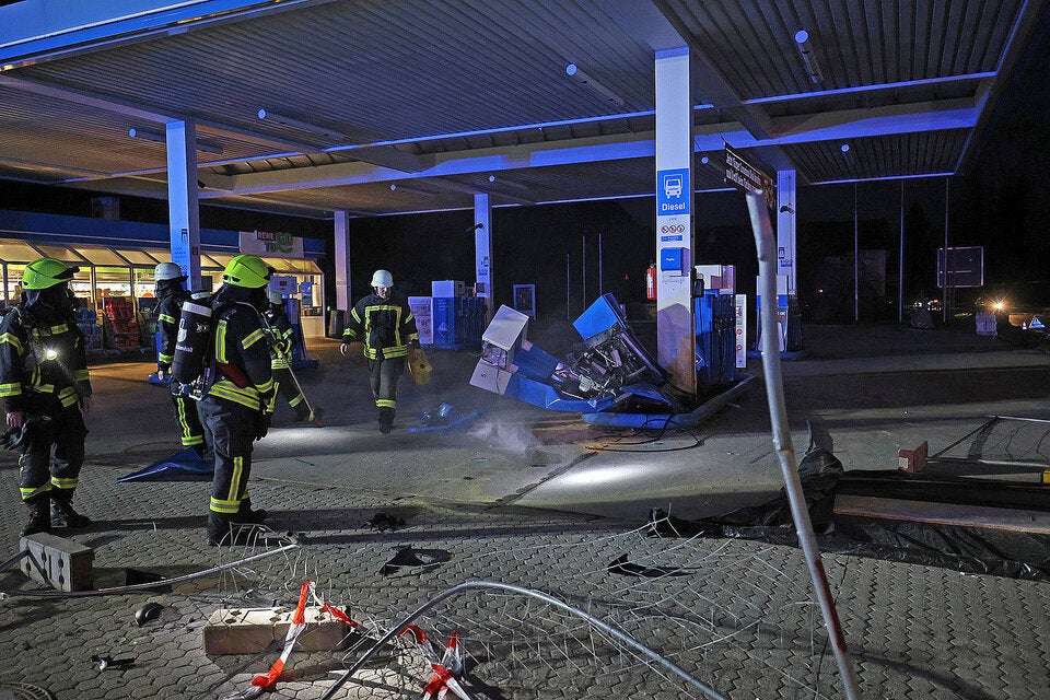 Vier verletzte Österreicher auf Tankstelle