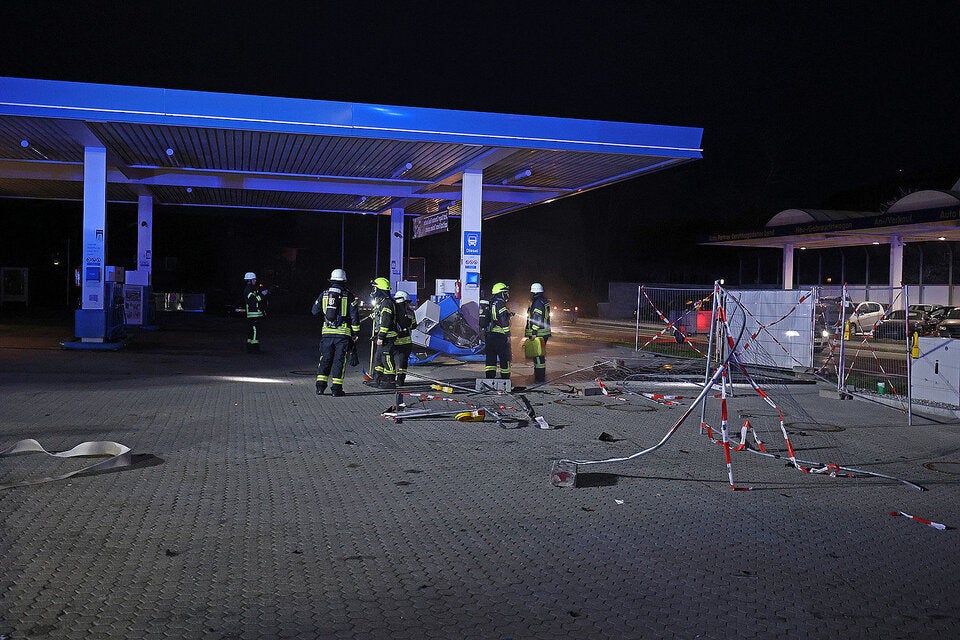 Vier verletzte Österreicher auf Tankstelle