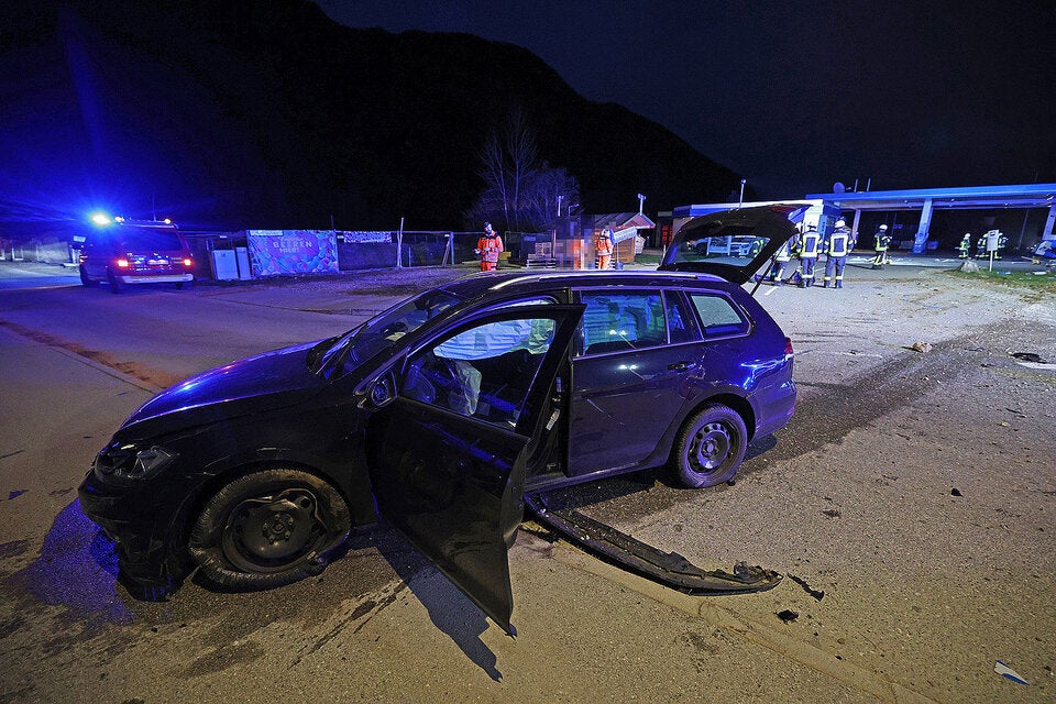 Vier verletzte Österreicher auf Tankstelle