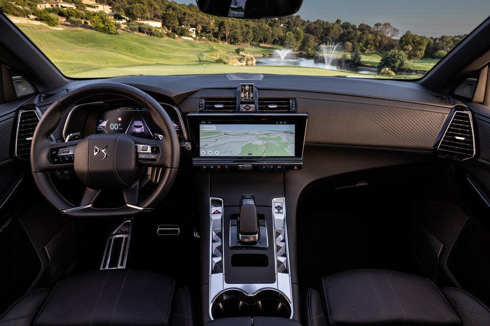 Stylish bis zur Uhr ist der Innenraum eingerichtet. 