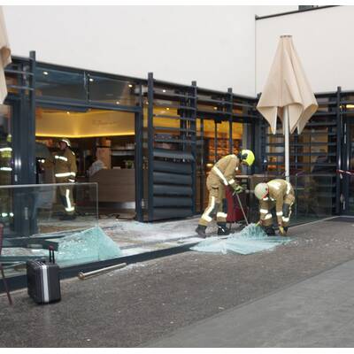 Mistelbach Auto rast in Café