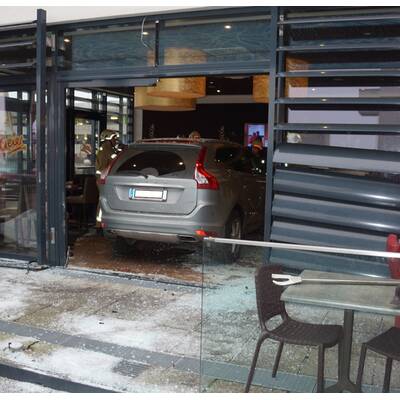 Mistelbach Auto rast in Café
