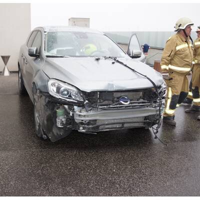 Mistelbach Auto rast in Café
