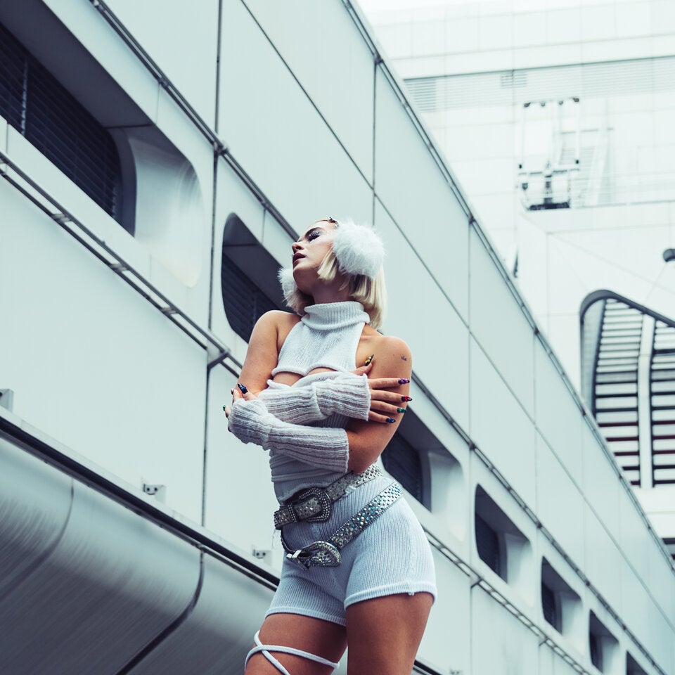 Mathea zeigt sich im Video in heißen Outfits