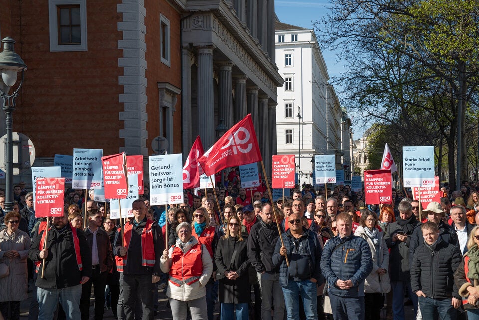 Hunderte Bank-Angestellte bei Demo fordern mehr Gehalt. Insgesamt arbeiten rund 70.000 in der Branche.