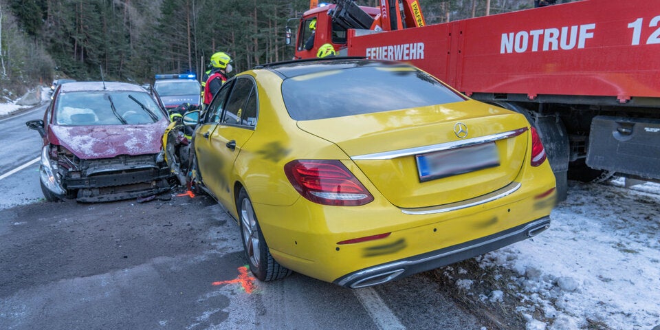 Semmeringer Ersatzstraße: Mutter & Kinder bei Crash verletzt