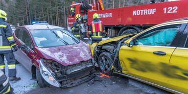 Semmeringer Ersatzstra&szlig;e: Mutter & Kinder bei Crash verletzt