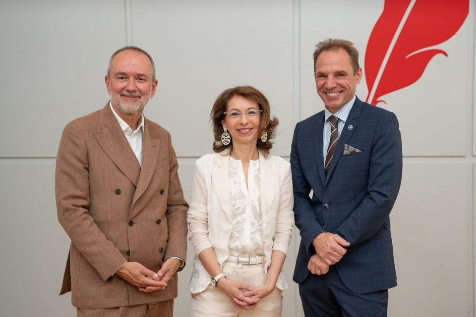 Isabella Stickler, Bundesobfrau der ARGE Eigenheim, VÖPE-Präsident Andreas Köttl (r.) und ThomasDrozda (l.), Vorstandsdirektor der ARWAG Holding-AG präsentierten den Wohn-Maßnahmenkatalog. 